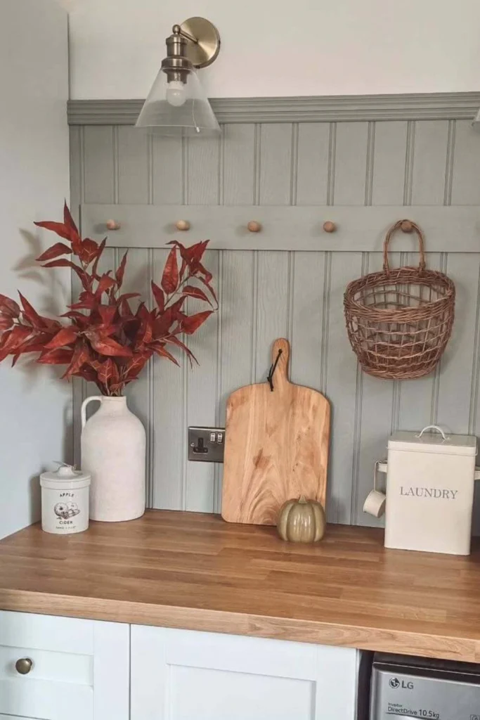 Cantinho funcional em apartamento decorado no estilo farmhouse