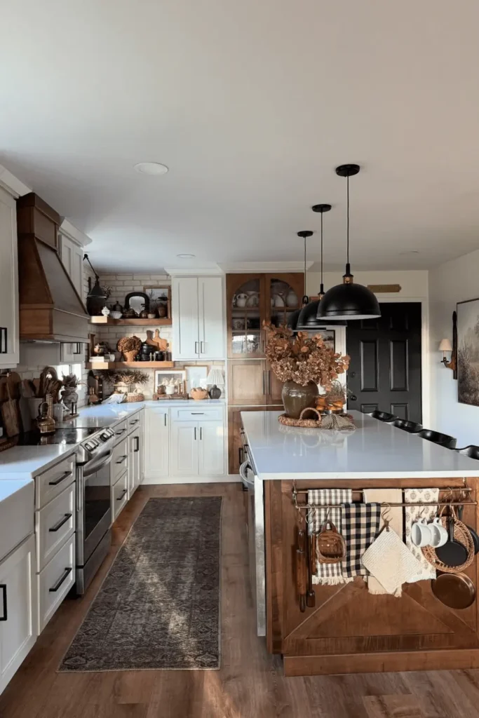 Cozinha cottagecore clara com paleta neutra e toque rústico