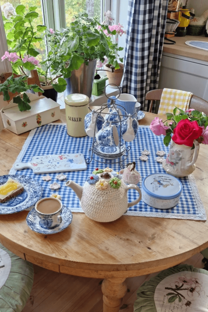 Cozinha cottagecore pequena com decoração delicada e funcional