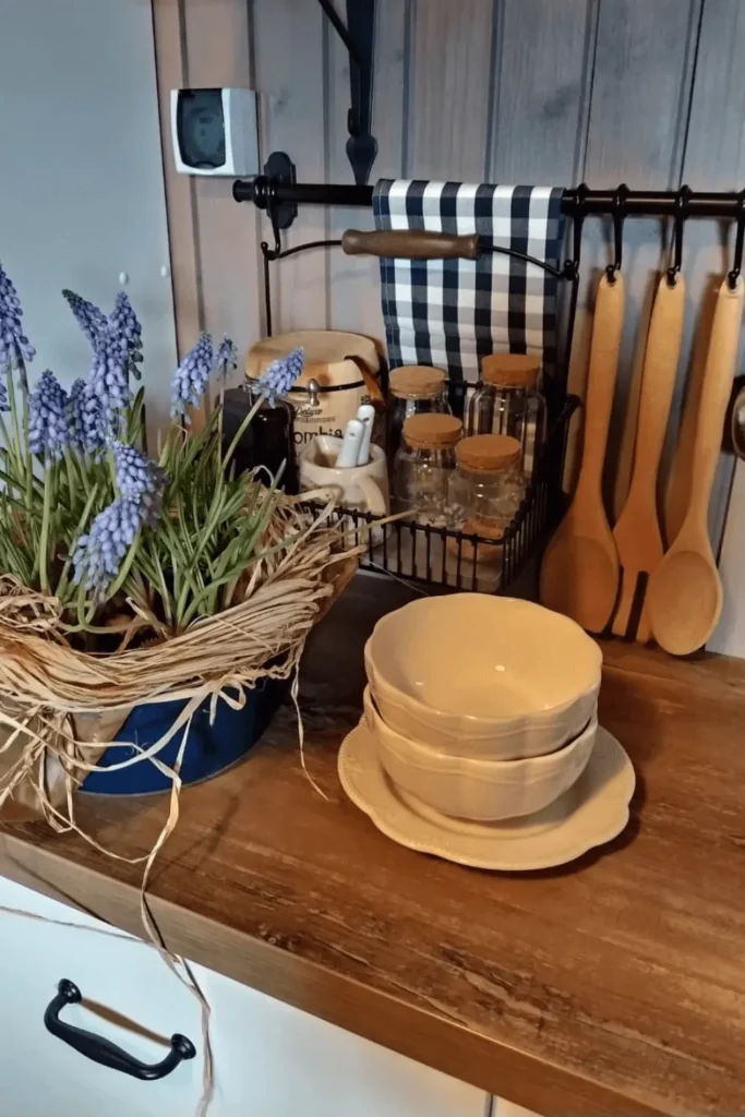 Detalhes de decoração cottagecore em cozinha acolhedora e funcional