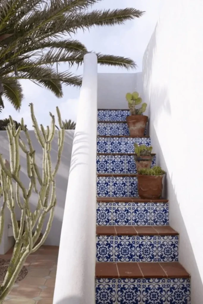 Escada mediterrânea azulejos azul