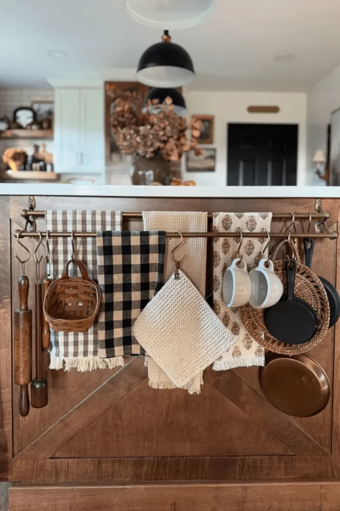Cantinho de cozinha cottage com utensílios à vista e madeira natural