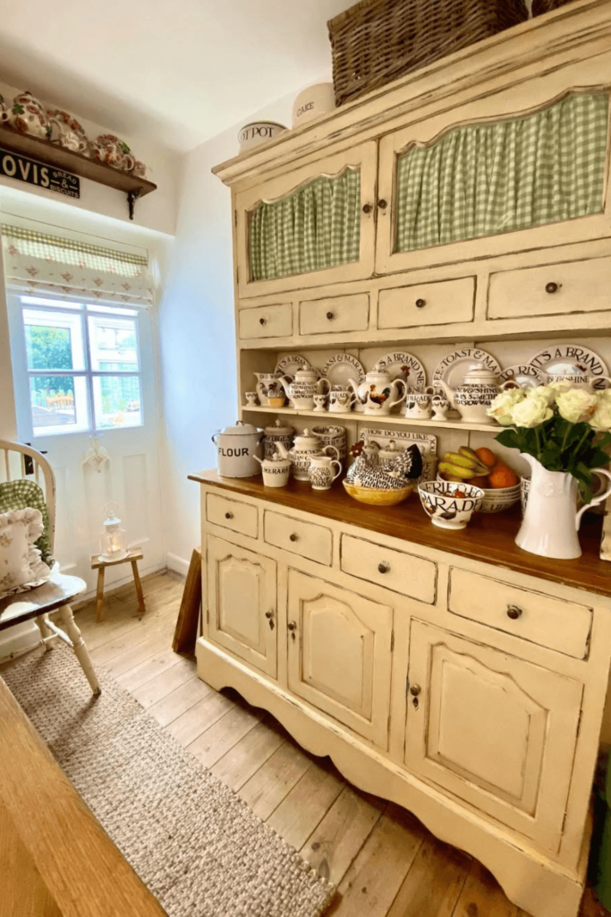 Cozinha cottagecore com prateleiras abertas e luz natural suave