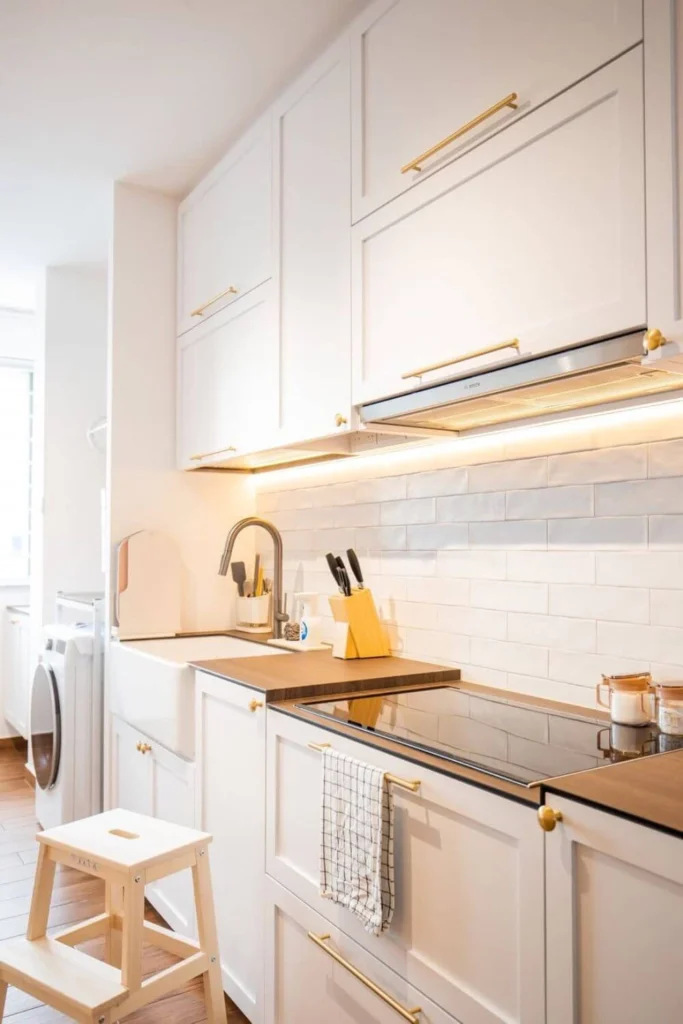 Cozinha farmhouse clara com madeira natural e detalhes em dourado