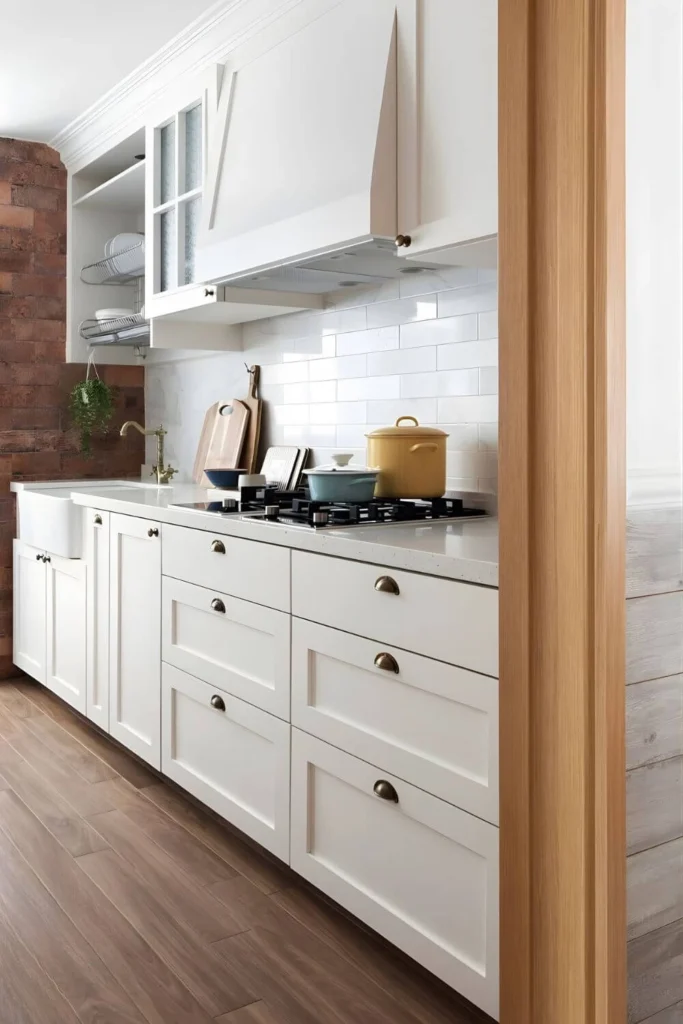 Decoração farmhouse clean com madeira clara em apartamento