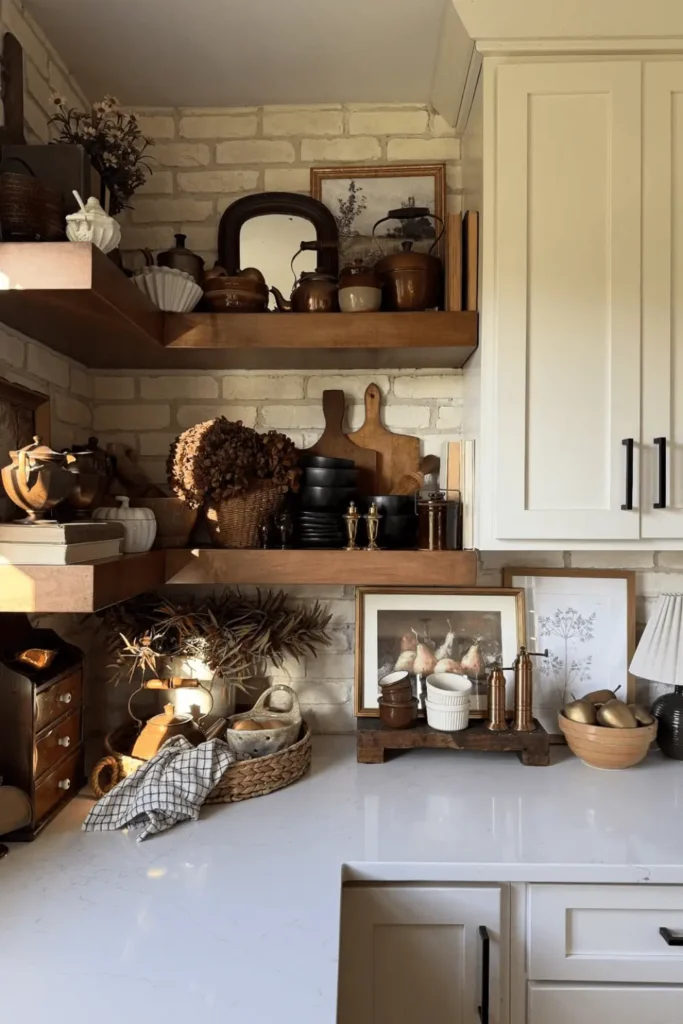 Detalhe de bancada em cozinha cottagecore com cerâmica artesanal