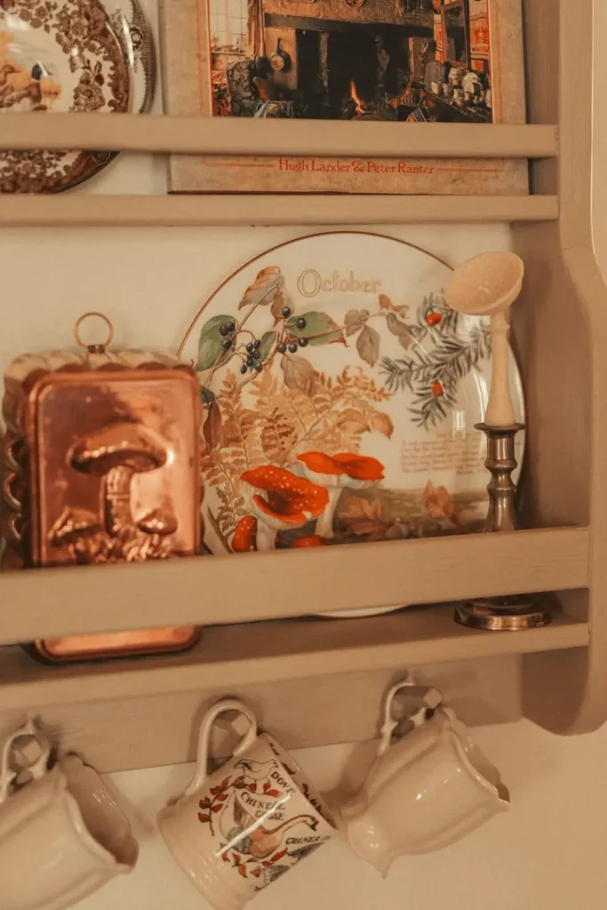 Elementos utilitários decorativos em cozinha cottagecore charmosa