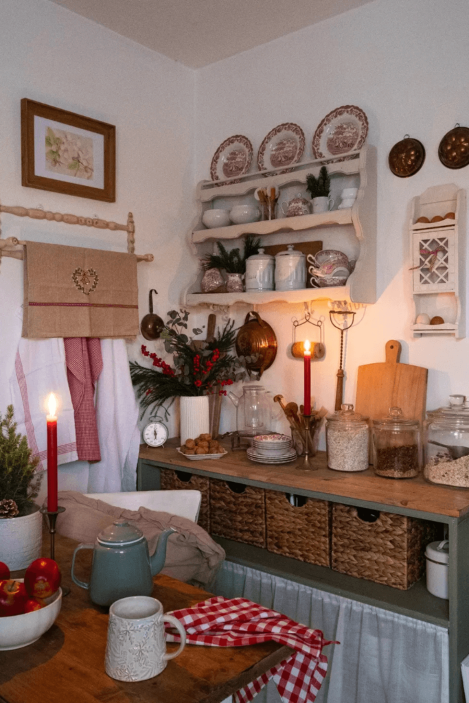 Organização prática em cozinha cottagecore com charme afetivo