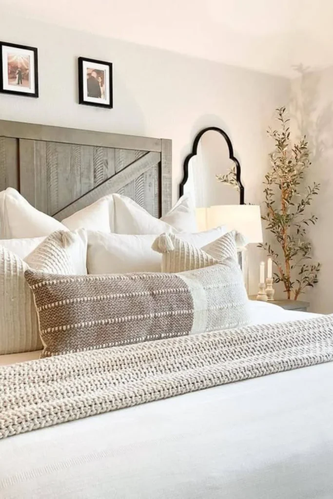 Quarto de apartamento com decoração farmhouse neutra e acolhedora