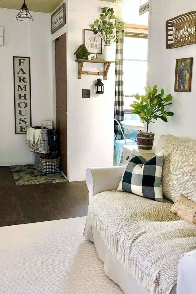 Sala de estar em apartamento pequeno no estilo farmhouse contemporâneo