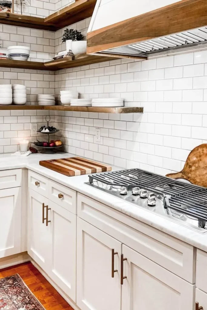 Cozinha farmhouse com madeira rustica e linhas limpas