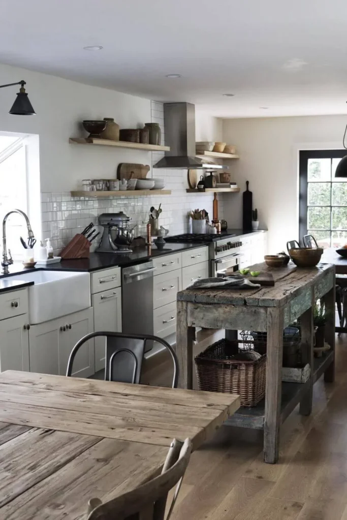 Ilha de madeira rustica com eletrodomésticos modernos