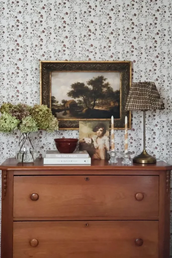 Quarto cottage com papel de parede floral