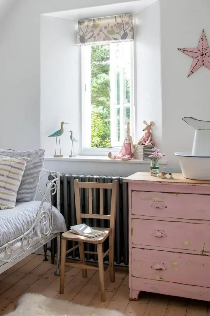 Quarto infantil vintage rosa desgastado e branco
