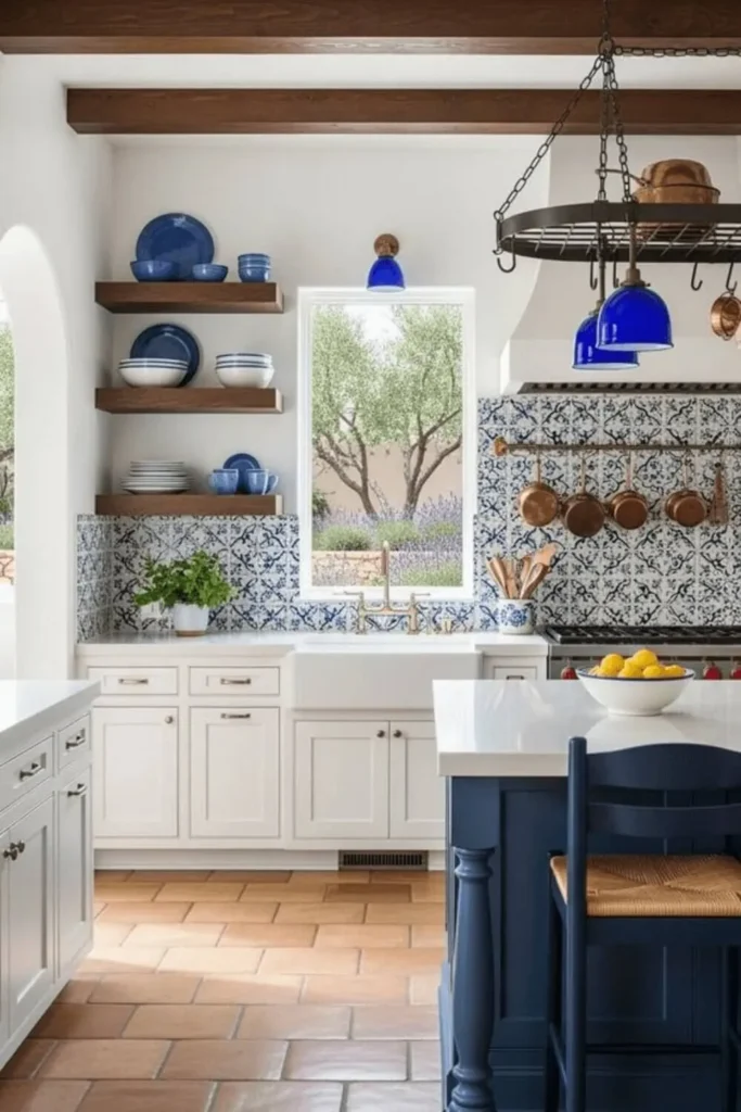 Cozinha branca azulejo mediterrâneo azul