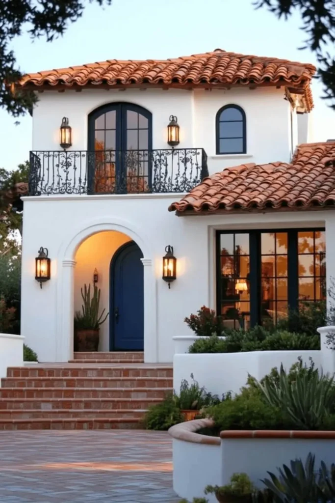 Fachada casa mediterrânea branca e azul