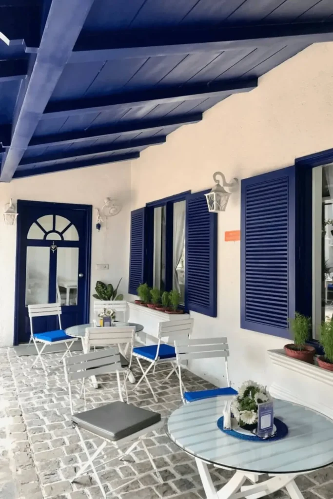 Varanda mediterrânea colunas azuis