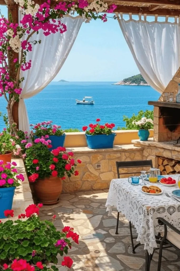 Varanda mediterrânea vista mar azul marinho